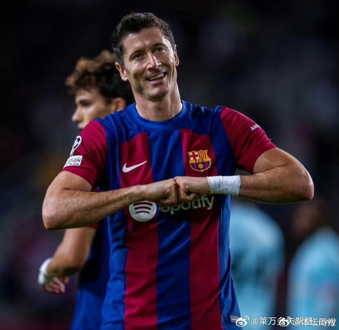 阿森纳观众热烈欢呼！，莱万多夫斯基迎来三赛季出色发挥上演精彩一战(阿森纳2023主力阵型图)-九游平台